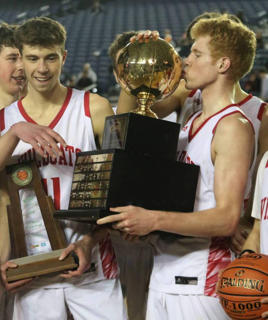 Jabe Mullins kisses the title trophy. Andy Nystrom/ staff photo