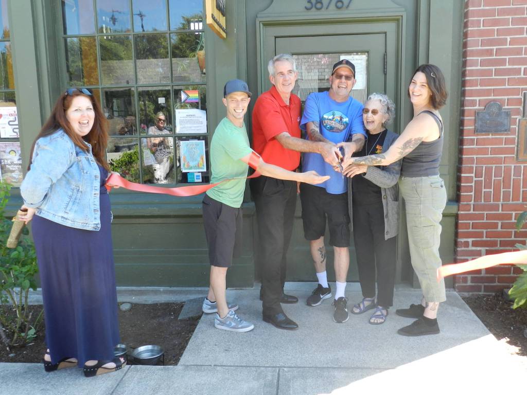 Left to right: Sno-Valley Chamber of Commerce Executive Director Kelly Coughlin, Incoming Chamber Board President Michael Hughes, Snoqualmie Mayor Matt Larson, Buckshot Honey Owner and Chef David Storm, Tracy Storm (Davids proud mother) and Paige Witmer. Photo by William Shaw/Snoqualmie Valley Record