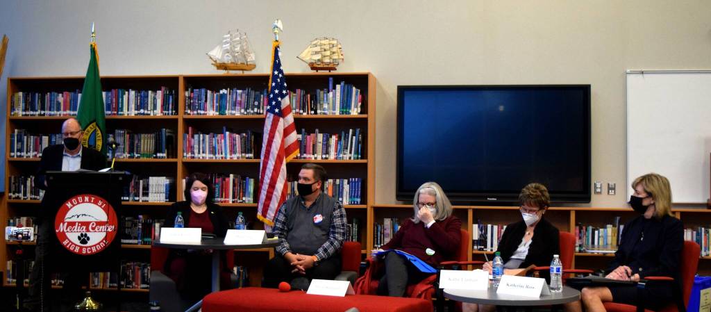 William Shaw, forum moderator and general manager of the Snoqualmie Valley Record, speaks to Snoqualmie candidates at the Snoqualmie Valley Chamber of Commerce Candidate Forum on Oct. 20. From left: William Shaw; council candidates Tanya Lavoy and Matt Laase; mayor candidate Peggy Shepard; King County Councilmember Kathy Lambert; and mayor candidate Katherine Ross. Photo by Conor Wilson/Valley Record