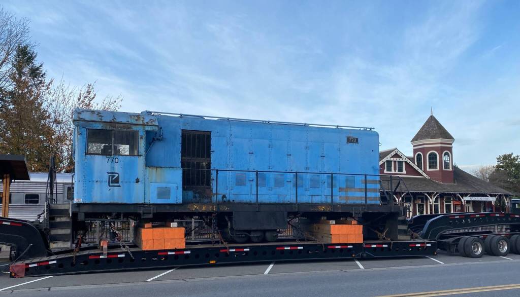The Northwest Railway Museum moves Locomotive 125 in Snoqualmie on Nov. 3. Locomotive 125 comes from the Port of Longview. Photo William Shaw/Valley Record.