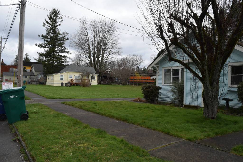 Photo by Conor Wilson/Valley Record
Site of a potential three-story mixed use building along Maple Avenue in Snoqualmie.