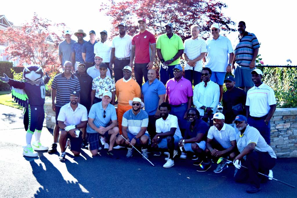 Photo by Conor Wilson / Valley Record
Seattle sports stars pose for a group photo at the Seahawks Rumble at the The Ridge charity fundraiser on Aug. 8.