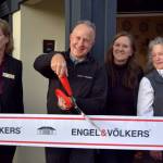 Conor Wilson / Valley Record.
Jonathan Pearlstein, owner of Engel & Volkers Snoqualmie Valley, celebrates grand opening of his brokerage alongside his wife, Michelle (center right), colleague Kathleen Irish (right) and Snoqualmie Mayor Katherine Ross (left).