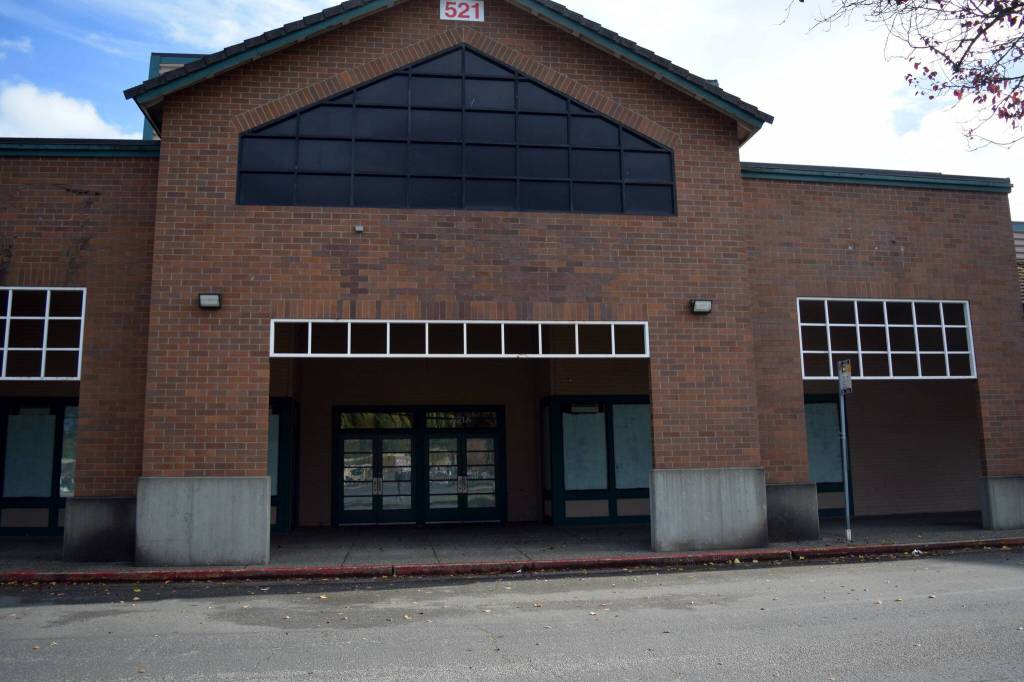 An empty storefront at the North Bend Premium Outlet Mall. Photo by Conor Wilson/Valley Record.