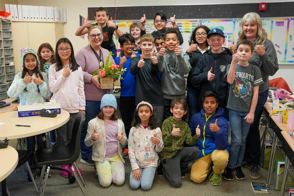 Snoqualmie Elementary STREAM Teacher Jeffie Ritchie (left) poses with her students. Photo courtesy of Snoqualmie Valley School District.
