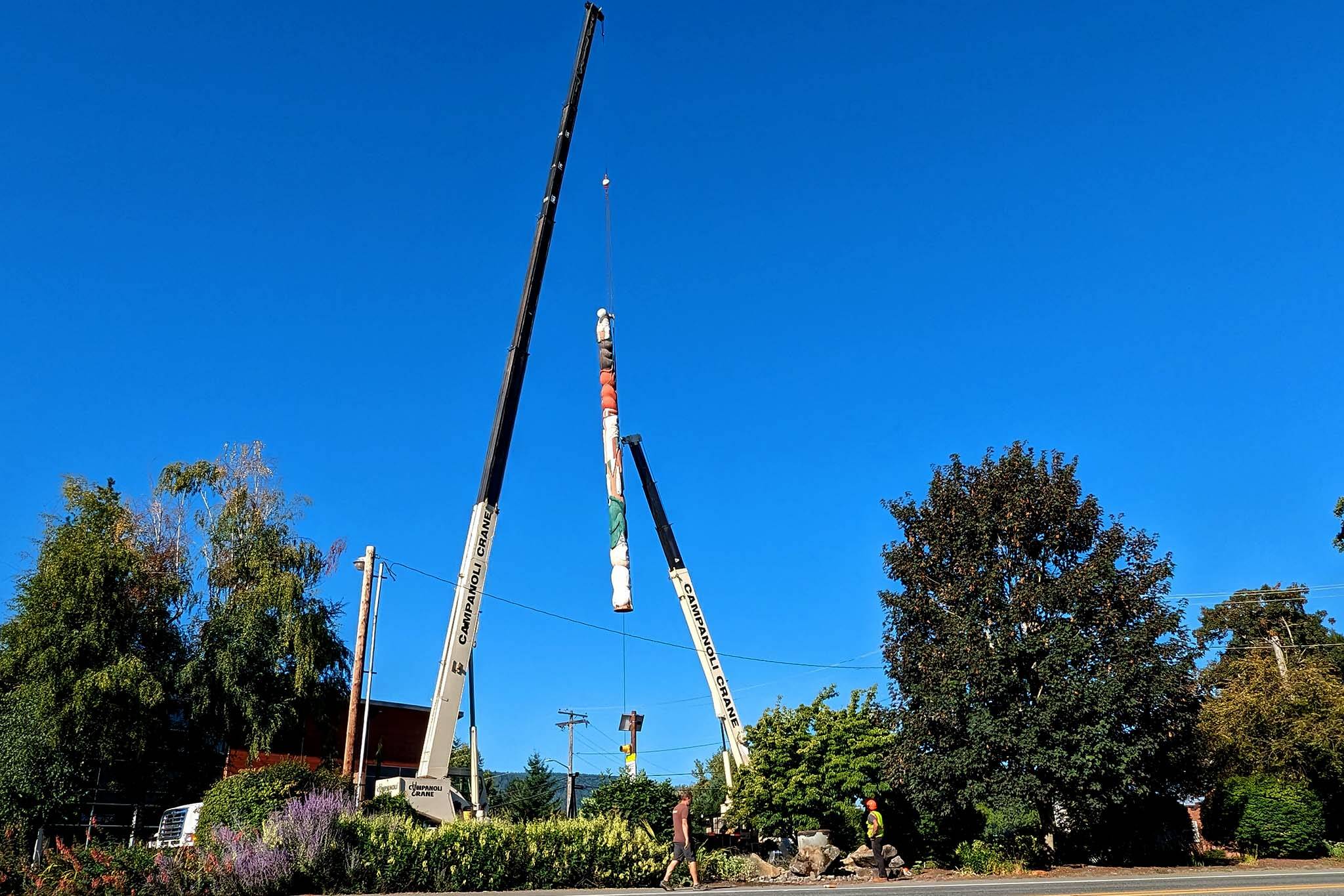 Photo by Conor Wilson/Valley Record
The Fall City Totem Pole is removed early Aug. 14.