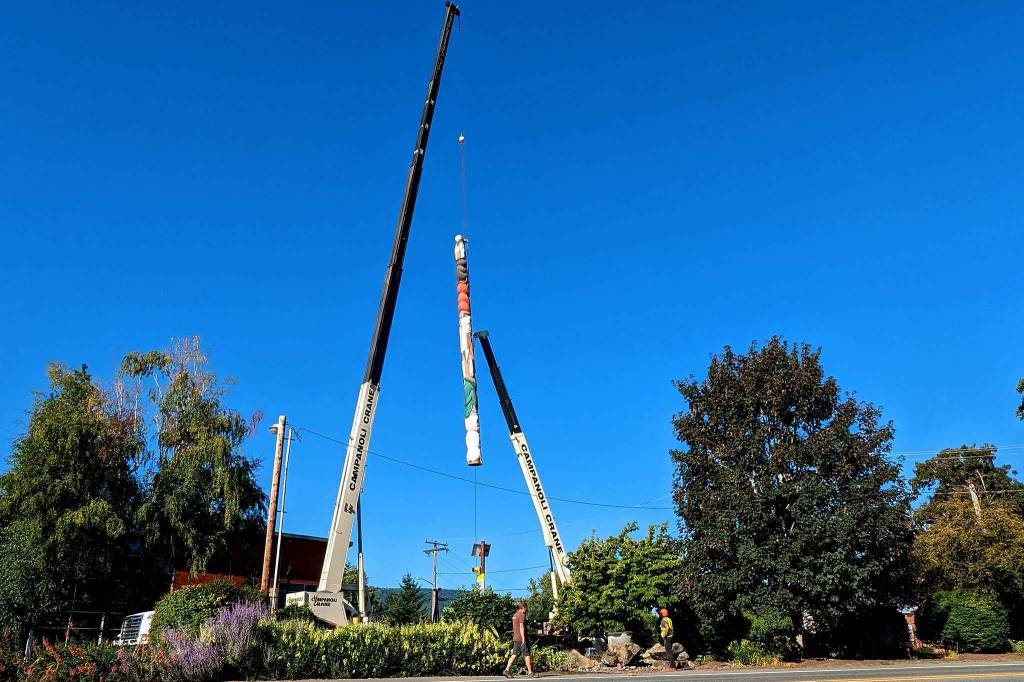 Photo by Conor Wilson/Valley Record
The Fall City Totem Pole is removed early Aug. 14.
