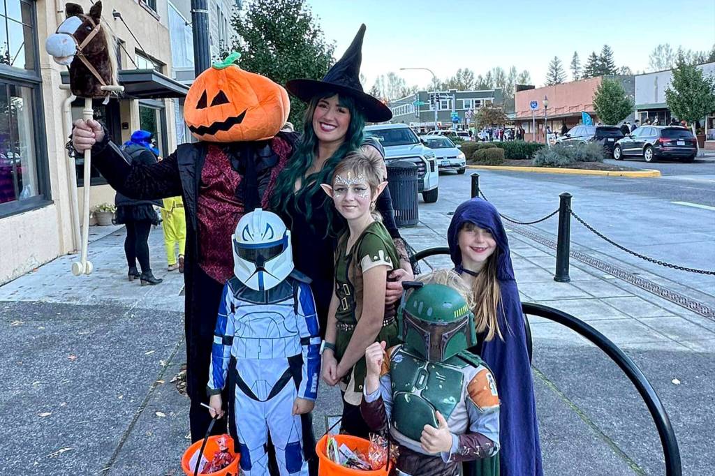 All photos courtesy of the North Bend Downtown Foundation.
About 1,000 trick-or-treaters, plus adults, gathered in downtown North Bend for the Trick-or-Treat Street on Oct. 28. Over 50 businesses participated in the annual event, handing out candy and decorating their storefronts.