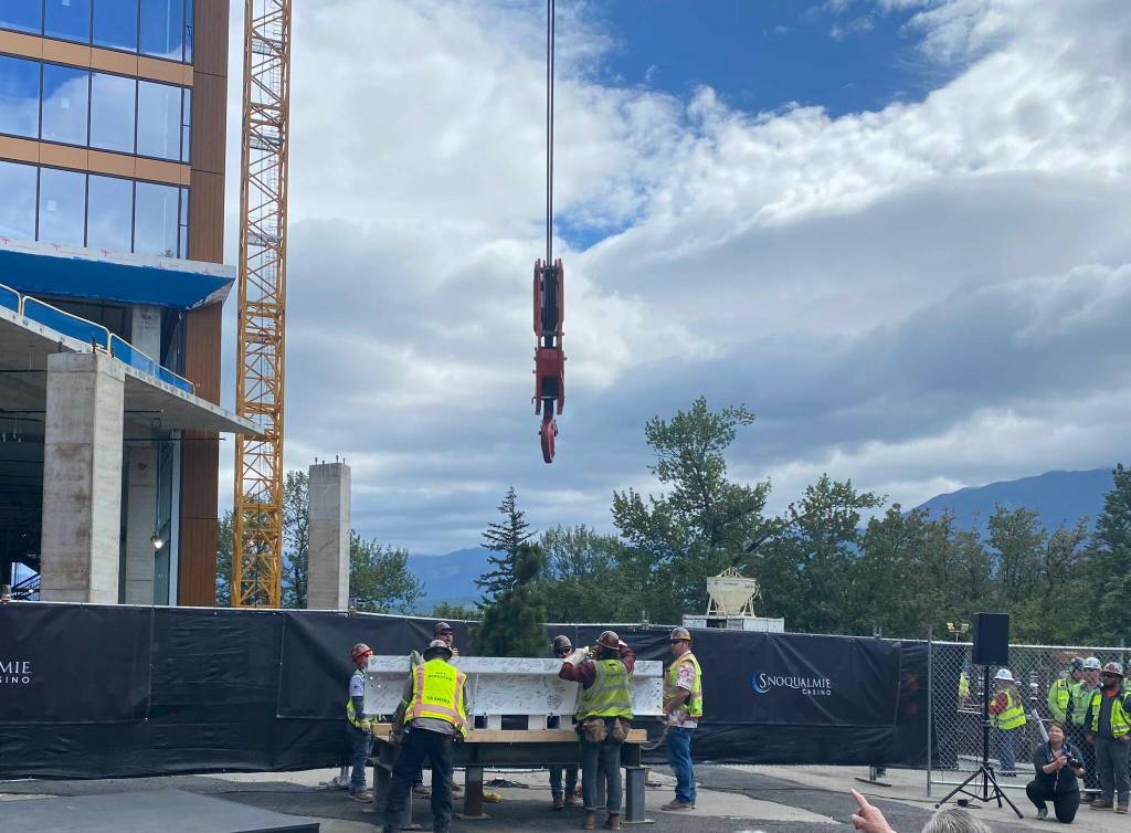 The Skanska team preparing to lift the beam. (Photo by Bill Shaw/Valley Record)