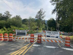 The closure outside Herfys Burgers on Railroad Avenue in Snoqualmie. Photo by Mallory Kruml/Valley Record