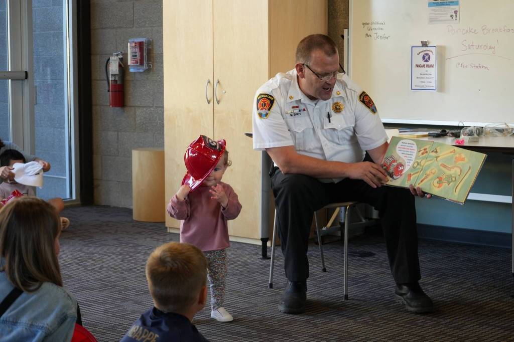 Snoqualmie Police Chief Mike Bailey at Story Time with Firefighters on Aug. 15. Courtesy photo