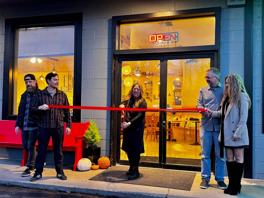 Corie Goodloe cuts the ribbon at the opening of her new restaurant, Cories Cafe, Nov. 22, 2024. Grace Gorenflo/Valley Record