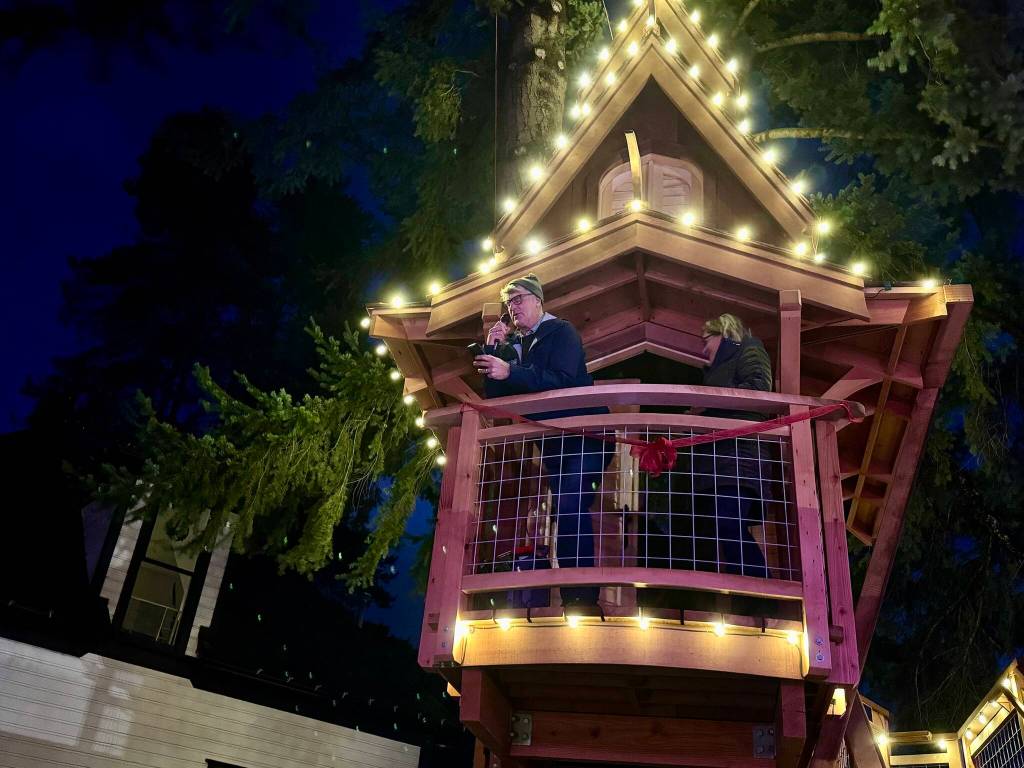 Pete Nelson, joined by his wife, Judy Nelson, speaks to the crowd at the grand opening of Petes Treefort Dec. 7, 2024. (Grace Gorenflo/Valley Record)