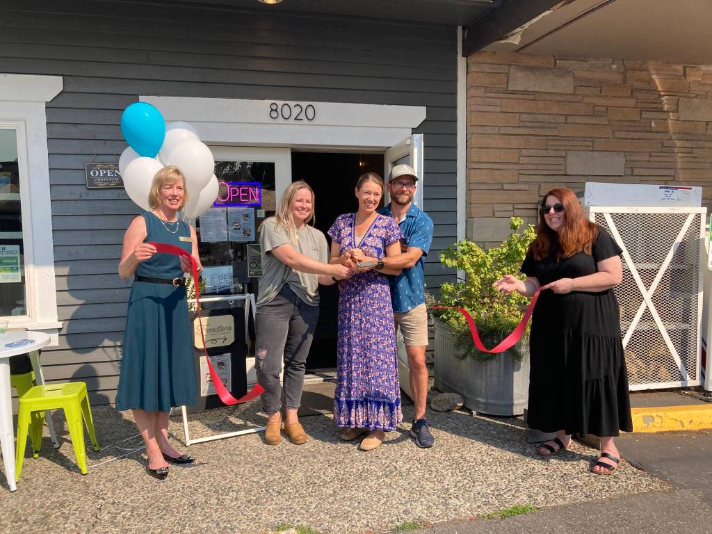 Snoqualmie Mayor Katherine Ross (left) and SnoValley Chamber of Commerce CEO Kelly Coughlin (right) attended the ribbon cutting along with the three owners David and Meghan Schumacher and Ally Thompson (middle). File photo