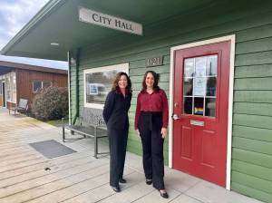 Carnation City Manager Rhonda Ender (left) and Mayor Adair Hawkins outside Carnation City Hall, Jan. 17, 2025.
Grace Gorenflo/Valley Record