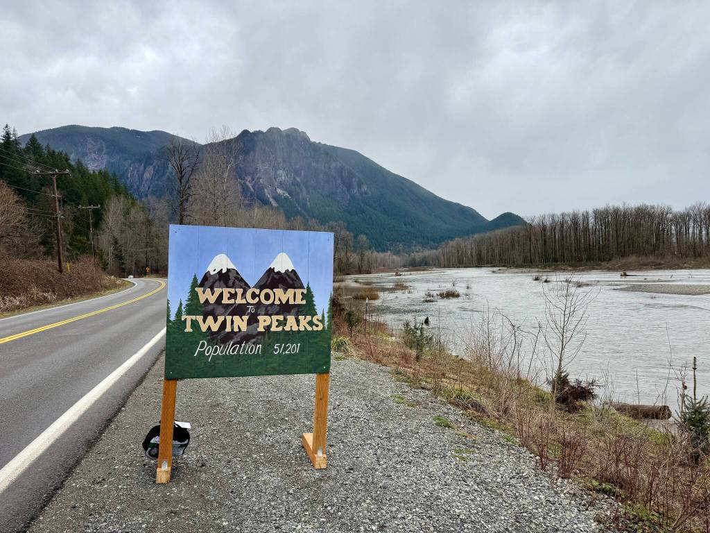 A replica of the Welcome to Twin Peaks sign from the show Twin Peaks stands on SE Reinig Road, Feb. 24, 2025. Photos by Grace Gorenflo/Valley Record