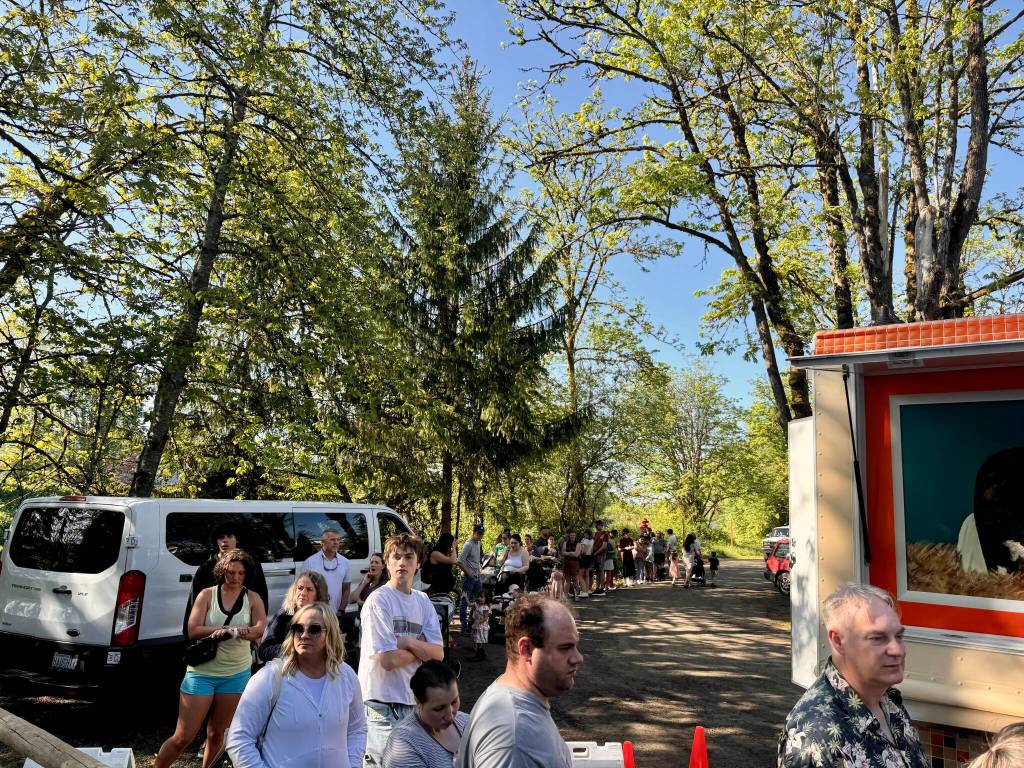 The long line for the Dicks Drive-In food truck at the Duvall Farmers Market, May 1, 2025. Photos by Grace Gorenflo/Valley Record