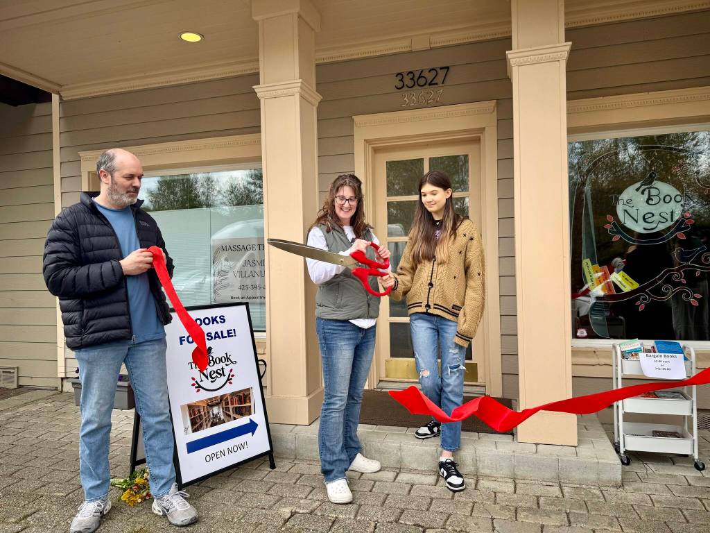 The Book Nest owner Andrea Amstutz cuts the ribbon at her ribbon-cutting ceremony April 19, 2025. Amstutz was joined by her husband and daughter. Grace Gorenflo/Valley Record