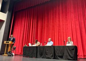 Snoqualmie mayoral candidates participate in a forum at the Mount Si High School auditorium, July 17, 2025. (Grace Gorenflo/Valley Record)