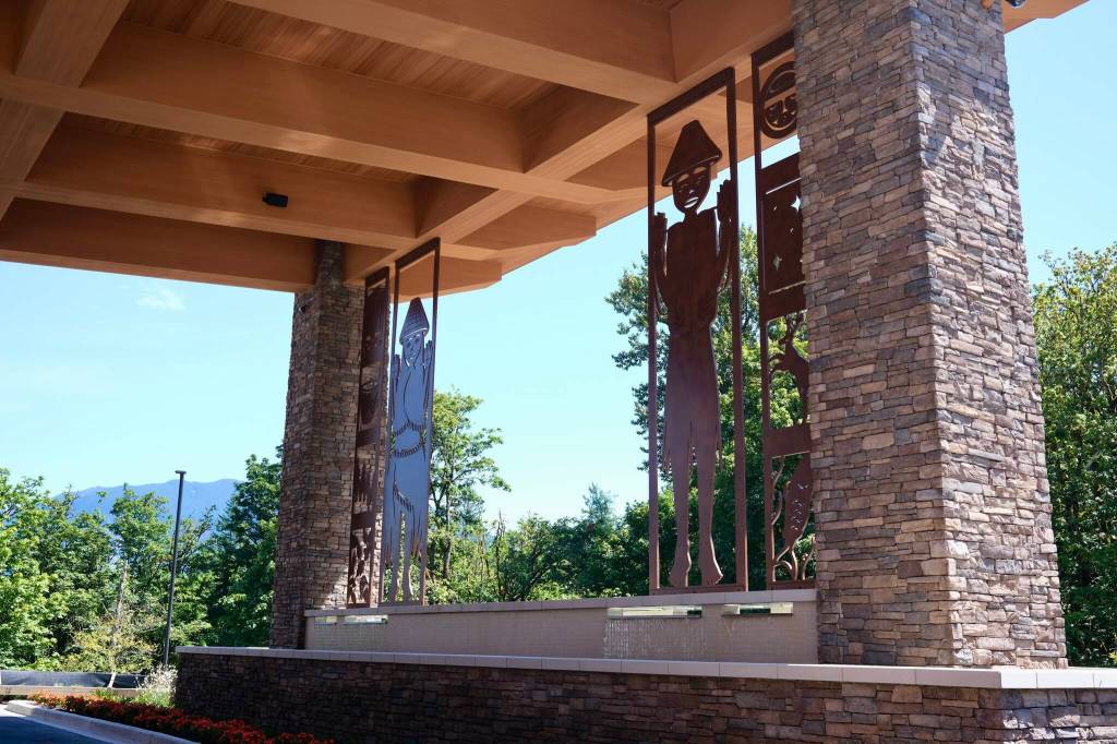 Metal work outside the entrance to the Snoqualmie Casinos hotel, Aug. 8, 2025. (Grace Gorenflo/Valley Record)