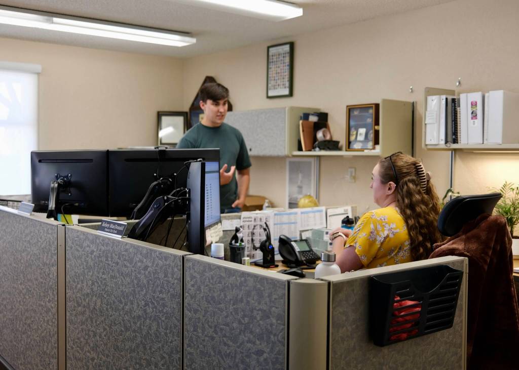 Duvalls administrative assistant Johnathan Steinbach (left) and Deputy City Clerk Kelsey MacDonald have a discussion in the office, Aug. 13, 2025. (Grace Gorenflo/Valley Record)
