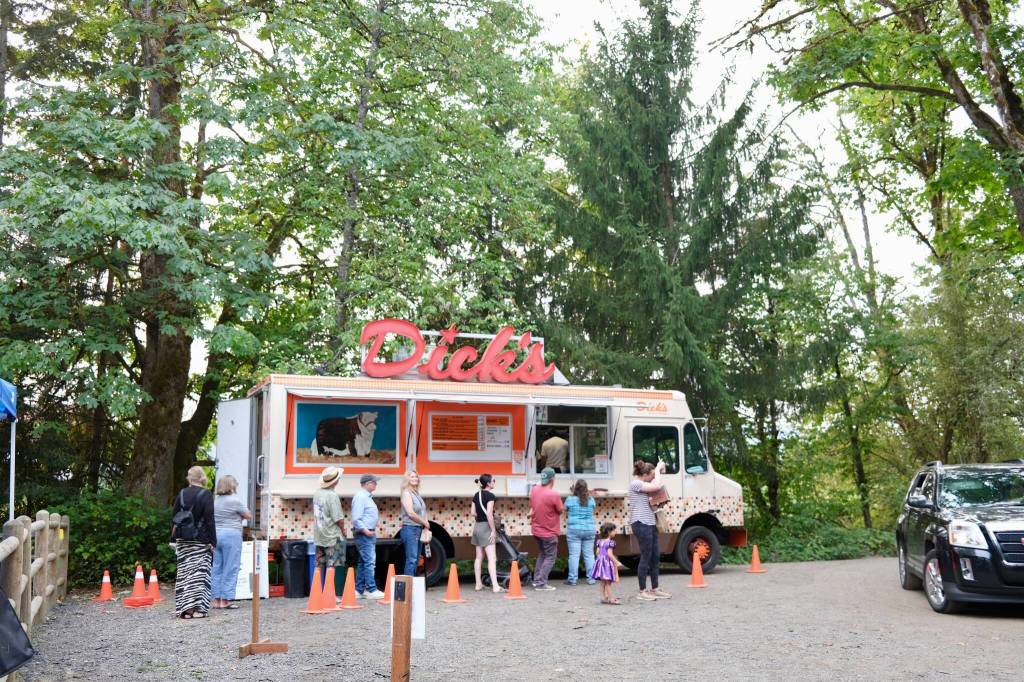 The Dicks Drive-In truck attracts a line of customers at the Duvall Farmers Market, Sept. 4, 2025. (Grace Gorenflo/Valley Record)