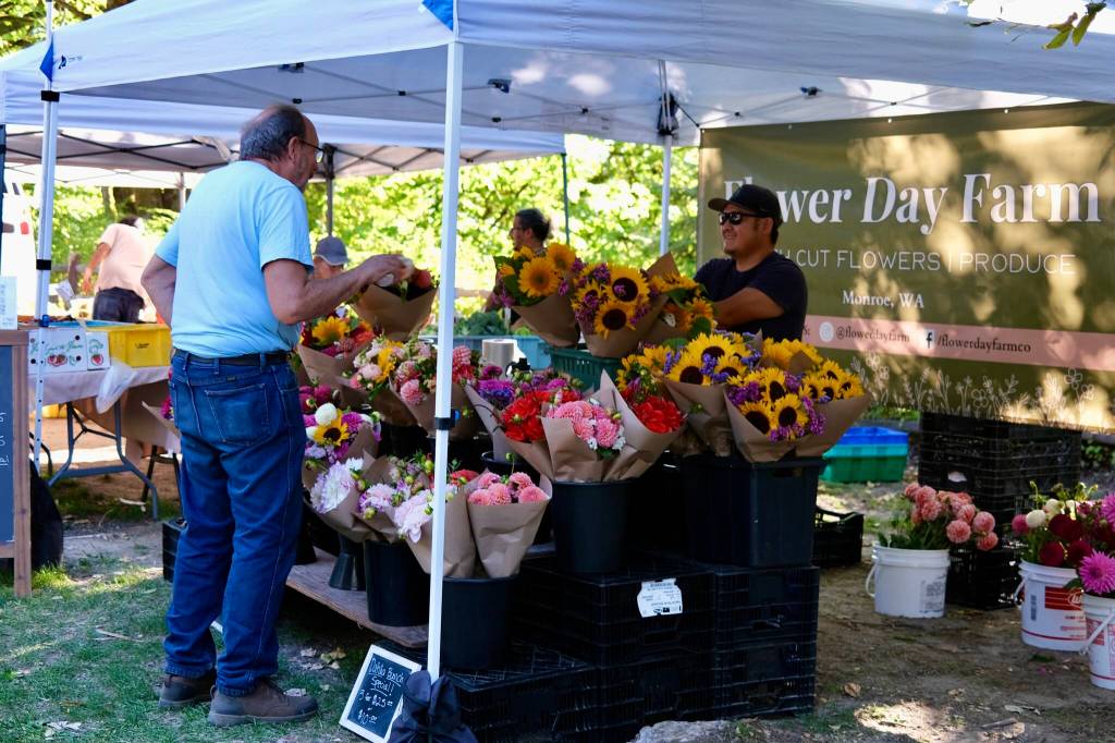Flower Day Farm sells fresh blooms at the Duvall Farmers Market, Aug. 21, 2025. (Grace Gorenflo/Valley Record)