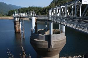 The South Fork Tolt River dams overflow structure, used to release water if the reservoir gets too high, Sept. 22, 2025. (Grace Gorenflo/Valley Record)