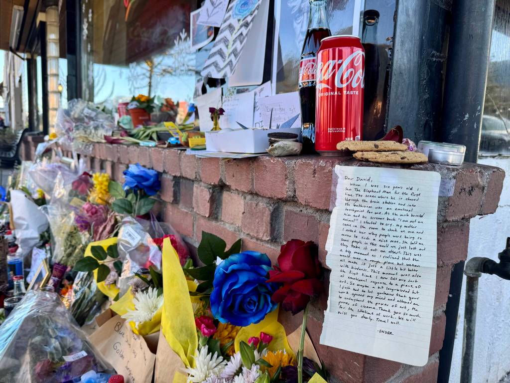 A memorial to Twin Peaks director and co-creator David Lynch outside Twedes Cafe in North Bend, Jan. 25, 2025. Grace Gorenflo/Valley Record