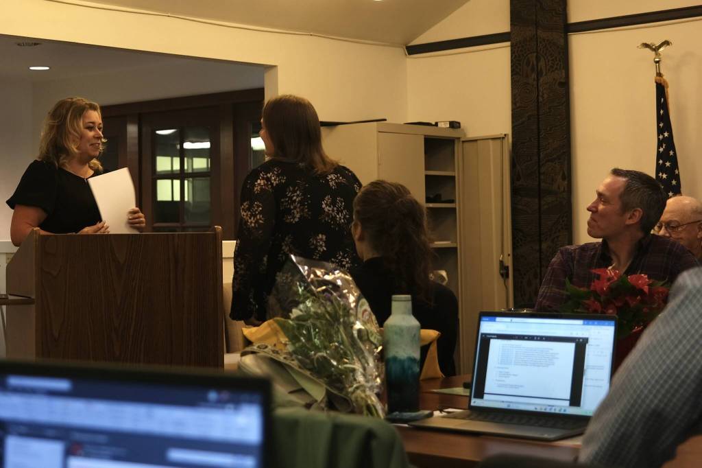 Outgoing Duvall Mayor Amy Ockerlander swears in Mayor-elect Amy McHenry, Dec. 2, 2025. Grace Gorenflo/Valley Record