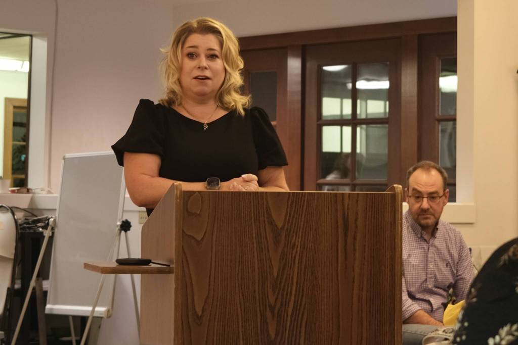 Outgoing Duvall Mayor Amy Ockerlander speaks to the room at her farewell City Council meeting, Dec. 2, 2025. (Grace Gorenflo/Valley Record)