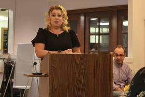 Outgoing Duvall Mayor Amy Ockerlander speaks to the room at her farewell City Council meeting, Dec. 2, 2025. (Grace Gorenflo/Valley Record)