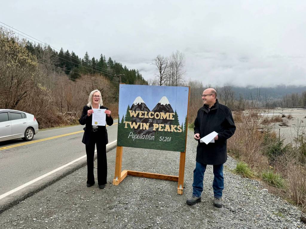 North Bend Mayor Mary Miller (left) and Snoqualmie Mayor Jim Mayhew speak at the Twin Peaks Day event, Feb. 24, 2026. (Grace Gorenflo/Valley Record)