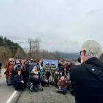 Stephen Miller, author of Twin Peaks Blog, takes photos of fans with the Welcome to Twin Peaks sign on Twin Peaks Day 2026. (Grace Gorenflo/Valley Record)