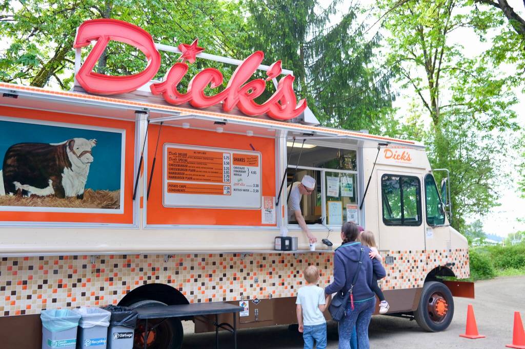 Grace Gorenflo / Valley Record
The Dicks Drive-In food truck serves customers at the Duvall Farmers Market, May 7, 2026.