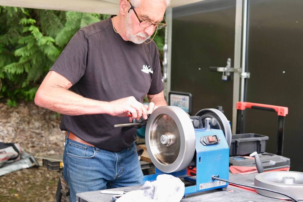 Grace Gorenflo / Valley Record
Pete Gillis of Petes Sharpening sharpens knives for customers at the Duvall Farmers Market, May 7, 2026.