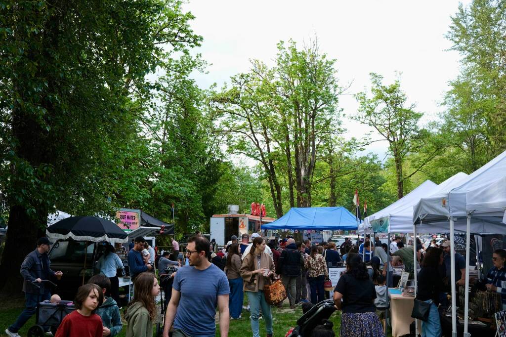 Grace Gorenflo / Valley Record
Shoppers fill Taylor Landing park in Duvall for opening day of the 2026 Duvall Farmers Market season, May 7, 2026.