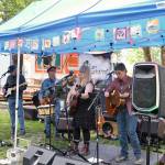 Grace Gorenflo / Valley Record
Local band 4&20 Blackbirds performs live music at the Duvall Farmers Market, May 7, 2026.