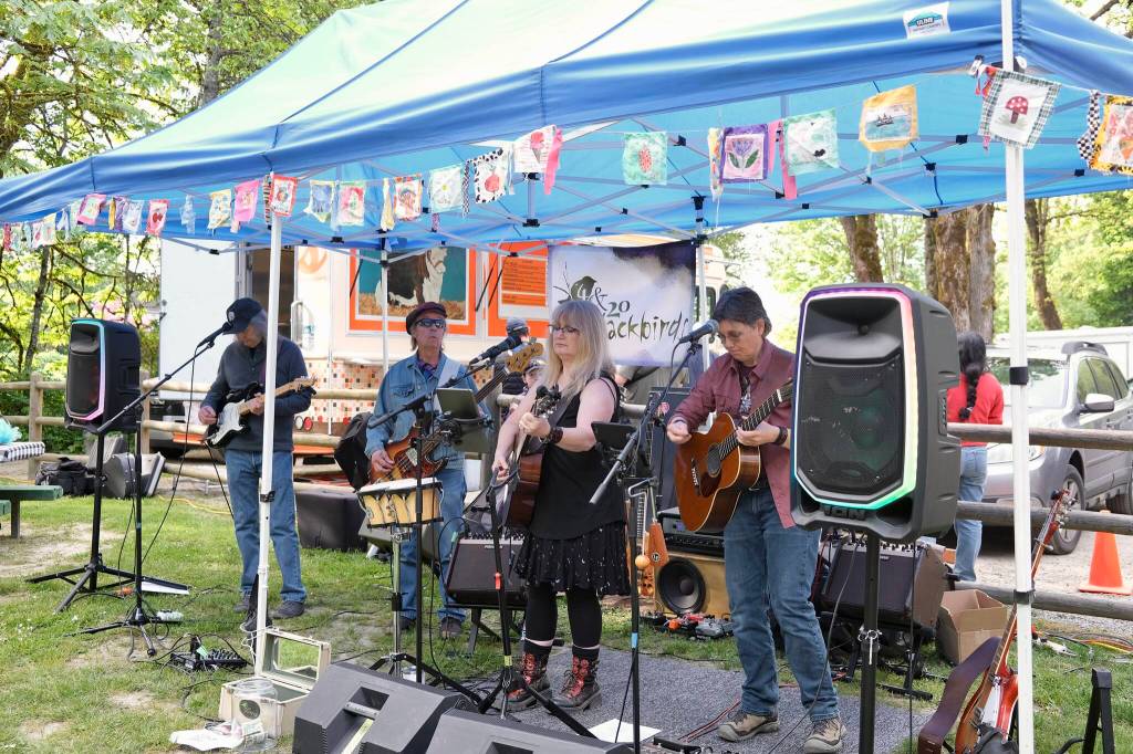 Grace Gorenflo / Valley Record
Local band 4&20 Blackbirds performs live music at the Duvall Farmers Market, May 7, 2026.