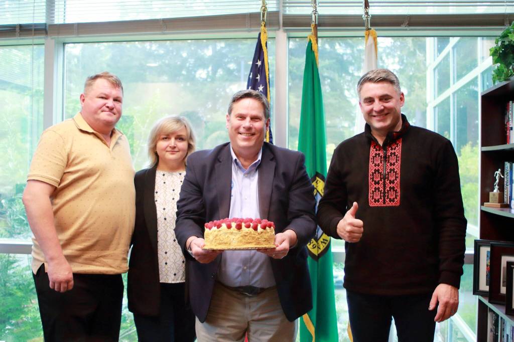Ivan Kornychuk, Iryna Kornychuk, Mayor Jim Ferrell and Vitaliy Piekhotin at the Federal Way City Hall.
