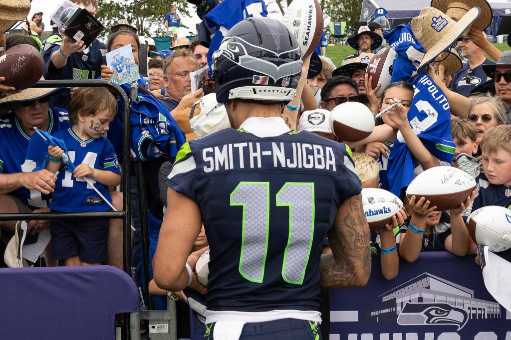 Jaxson Smith-Njigba signs autographs for fans. Photo provided by Maria Dorsten